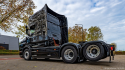 20251019-Tom-Holding-00482